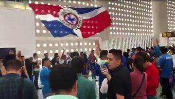 As&iacute; despidi&oacute; la afici&oacute;n a Cruz Azul en el aeropuesto: &iexcl;Fiesta total!