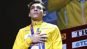 Armand Duplantis posa con la medalla de plata en los Mundiales de Atletismo de Doha 2019.