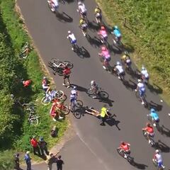 La caída de Nairo y Bardet que provoca el retiro de Mollema