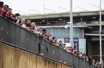 Un grupo de aficionados esperan en las puertas del recinto del Camp Nou.