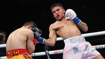 Jesse Rodríguez golpea a Rungvisai durante su combate.