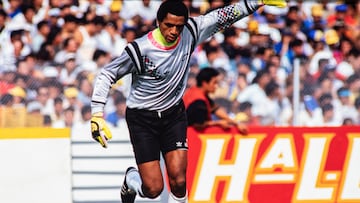 during the game Pumas UNAM vs America, corresponding to the Great Final of the 1990-1991 Season of the first division of Mexican Soccer, at Estadio Olímpico Universitario, on June 22, 1991.
<br><br>
durante el partido Pumas UNAM vs America, correspondiente a la Gran Final de la Temporada 1990-1991 de la primera division del Futbol Mexicano, en el Estadio Olimpico Universitario, el 22 de Junio de 1991.