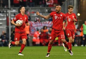 Vidal celebra el 2-1 de Lewandowski.