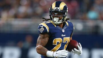 Del otro lado estaría el running back de los Rams, Todd Gurley. El corredor es sumamente potente y podría utilizar sus grandes técnicas para evadir rivales para encontrar espacios y encontrar a sus compañeros al frente.