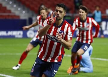 2-1. Luis Suárez celebró el segundo gol.