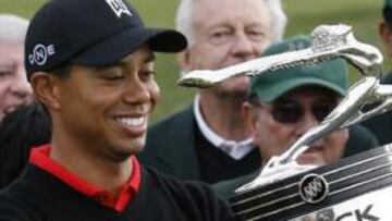 <b>SUCULENTO PREMIO EN METÁLICO</b>. Tiger Woods, uno de los deportistas mejor pagados del mundo, se embolsó casi un millón de dólares por su triunfo en el Buick Invitational.
