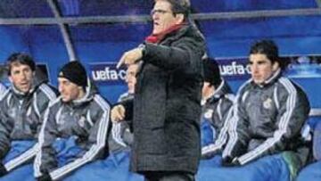 <b>MUCHO FRÍO. </b>Capello no paró de dar instrucciones a sus jugadores. Mientras, los suplentes se resguardaron como pudieron del frío.