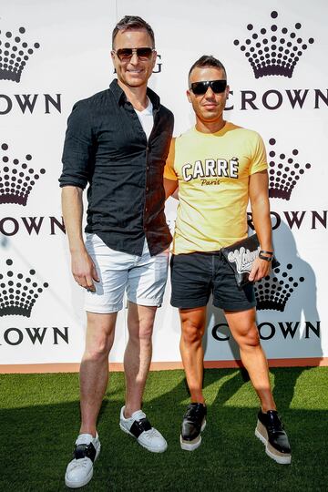 El actor australiano Tim Campbell posa con el cantante australiano Anthony Callea.