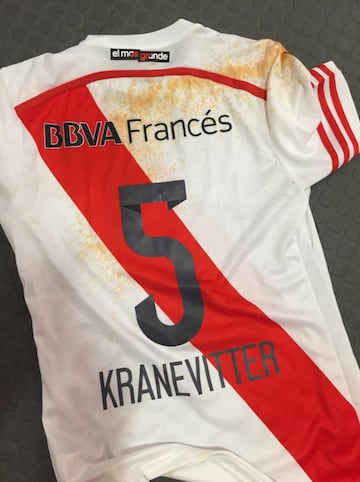 Camiseta de Kranevitter jugador de River Plate con las manchas de gas pimienta 