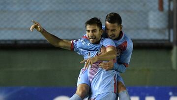 Sotelo y Rolón celebran el primer gol de Arsenal ante Juan Aurich.