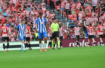 Alejo Véliz y Pol Lozano, cariacontecidos mientras los jugadores del Athletic celebran el 2-0 de Iñaki Williams.