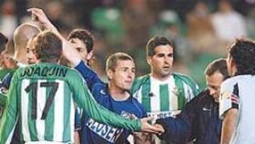 <b>PROTESTAS AL COLEGIADO. </b>Los jugadores no están contentos con las decisiones de los colegiados.