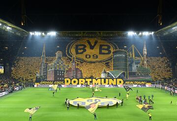 El estadio del Borussia de Dortmund, Signal Iduna Park, es uno de los feudos más famosos y con mayor ambiente de Europa. Situado  en la ciudad de Dortmund, en el estado federado de Renania del Norte-Westfalia, al oeste de Alemania. Es el quinto estadio más grande de Europa, y el tercer hogar más grande de un club europeo de primer nivel después del Camp Nou y el Estadio Santiago Bernabéu.