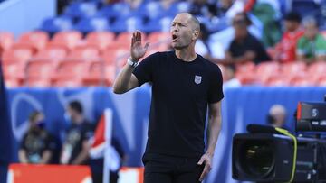 Gregg Berhalter da indicaciones a sus jugadores en un partido