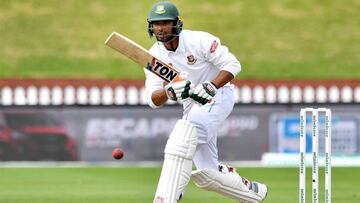 El capitán de Bangladesh Mahmudullah golpea la bola durante un partido de críquet entre Nueva Zelanda y Bangladesh en Wellington.