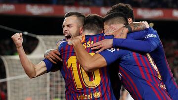 Jordi Alba celebra un gol con Messi y Luis Suárez.