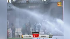 'Made in Spain': los aspersores bañan al público