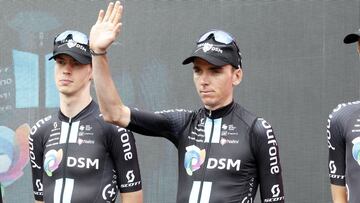 El ciclista francés Romain Bardet saluda durante el control de firmas de la undécima etapa del Giro de Italia entre Santarcangelo di Romagna y Reggio Emilia.