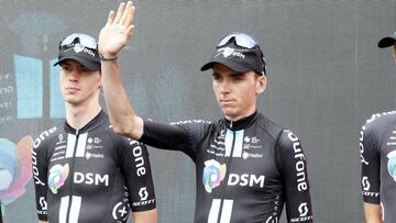 El ciclista franc&eacute;s Romain Bardet saluda durante el control de firmas de la und&eacute;cima etapa del Giro de Italia entre Santarcangelo di Romagna y Reggio Emilia. 