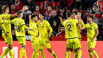 GRANADA, 30/10/2023.- Los jugadores del Villarreal celebran un gol ante el Granada durante el encuentro correspondiente a la jornada 11 de primera división que disputan hoy lunes frente al Granada en el estadio Nuevo Los Carmenes de Granada. EFE / Miguel Ángel Molina
