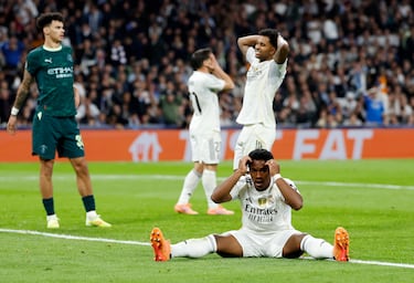 Endrick se lamenta tras el rematar de cabeza y mandar el balón al larguero de Donnarumma.