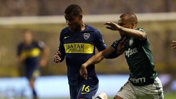 Wilmar Barrios en acción durante el partido entre Boca Juniors y Palmeiras en La Bombonera por la ida de la semifinal de la Copa Libertadores