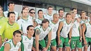 <b>COMO NIÑOS. </b>Los jugadores del Betis y el cuerpo técnico, Héctor Cúper incluido, disfrutaron ayer en el Circuito de Jerez con los entrenamientos de varias escuderías de la Fórmula 1. Por un día, el fútbol se unió a una de las mejores competiciones del momento.