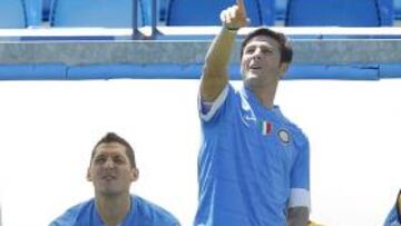 <b>EL CAPITÁN. </b>Zanetti señala al cielo con Materazzi detrás.