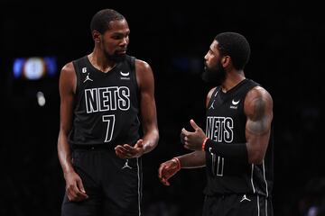 Kevin Durant junto a Kyrie Irving frente a Indiana Pacers