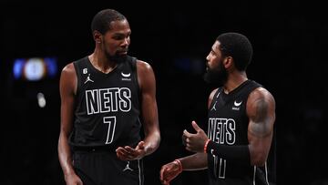 El paso de ambas estrellas por Brooklyn acaba de forma nefasta tras tres temporadas y media de desprop¨®sitos y pol¨¦mica. Los Nets miran al futuro tras el fiasco.