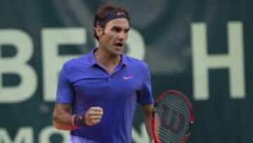 Roger Federer celebra un punto ante el alem&aacute;n Philipp Kohlschreiber durante la primera ronda del torneo de Halle, en Alemania. 