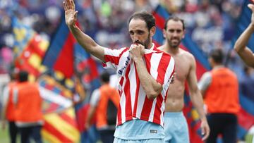 Juanfran besa la camiseta del Atlético tras el partido ante el Levante.