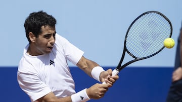 El tenista español Jaume Munar devuelve una bola durante su partido ante Alexander Ritschard en el Swiss Open de Gstaad.