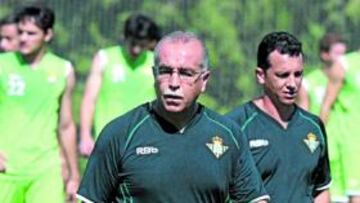 <b>APRIETA. </b>Tapia pide intensidad a su plantel en el campo y a Lopera en los despachos.