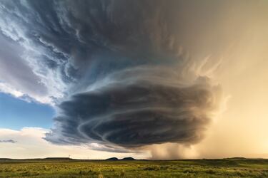 ormentas gigantes con un corazón giratorio capaces de transformar por completo el cielo en cuestión de minutos. Estas estructuras atmosféricas, asociadas a lluvias torrenciales, granizo extremo o incluso tornados, representan una de las manifestaciones más poderosas del clima terrestre. Se observan con mayor frecuencia en regiones como las Grandes Llanuras de Estados Unidos, partes de Argentina, Uruguay y zonas del sur de África.
