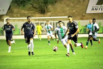 Carrillo conduce el balón ante Ale García durante el Antequera-Castilla.