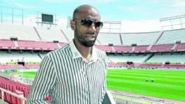 <b>DESCANSO. </b>Kanouté se pasó ayer por el estadio sevillista y ya ha comenzado sus vacaciones hasta el próximo 19 o 20 de julio.