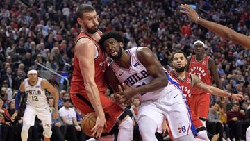 Marc Gasol le roba el bal&oacute;n a Joel Embiid durante el partido de la NBA que enfrent&oacute; a los Toronto Raptors y a los Philadelphia Sixers