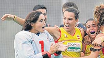 <b>PROTAGONISTA. </b>Chus Rosa es felicitada por sus compañeras.