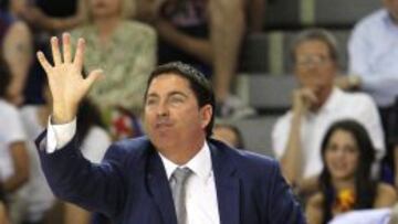 El entrenador del Barcelona Xavi Pascual da instrucciones a sus jugadores.