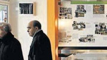 <b>EXPOSICIÓN. </b>Una oficina de información explica a los ciudadanos de Alcorcón el desarrollo urbanístico donde estará la Ciudad Deportiva del Atlético.