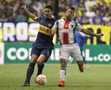 Guillermo Burdisso (L) lucha en el mediocampo con Leonardo Valencia.