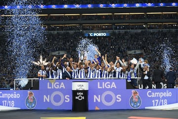 La plantilla del Oporto celebrando el título de la liga 2017/18. 