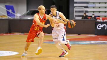 Dani Pérez, base del Baxi Manresa, ante Conner Frankamp, del UCAM Murcia.