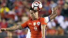 Edu Vargas seguirá concentrado pese a infarto de su madre