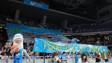 La Demencia despliega una pancarta antes del primer partido de cuartos entre el Movistar Estudiantes y el Inveready Gipuzkoa.