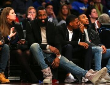 James Harden, a pie de pista viendo a las jóvenes estrellas de la NBA.