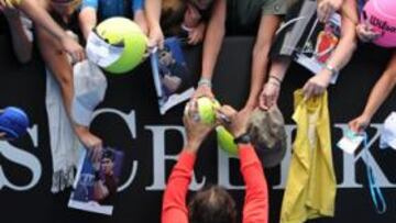 <b>ÍDOLO EN AUSTRALIA. </b>Rafa Nadal se dedicó a firmar autógrafos a sus fans tras vencer al brasileño Marcos Daniel, que se retiró cuando perdía 11-0 en tan sólo 47 minutos.