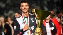 Cristiano Ronaldo posa con la Copa de campe&oacute;n de la Serie A de Italia conquistado con la Juventus. 