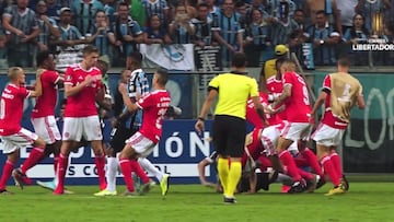 Se estrena en Brasil el documental que repasa el duelo entre los dos grandes equipos gauchos en Copa Libertadores, que terminó con una monumental pelea.